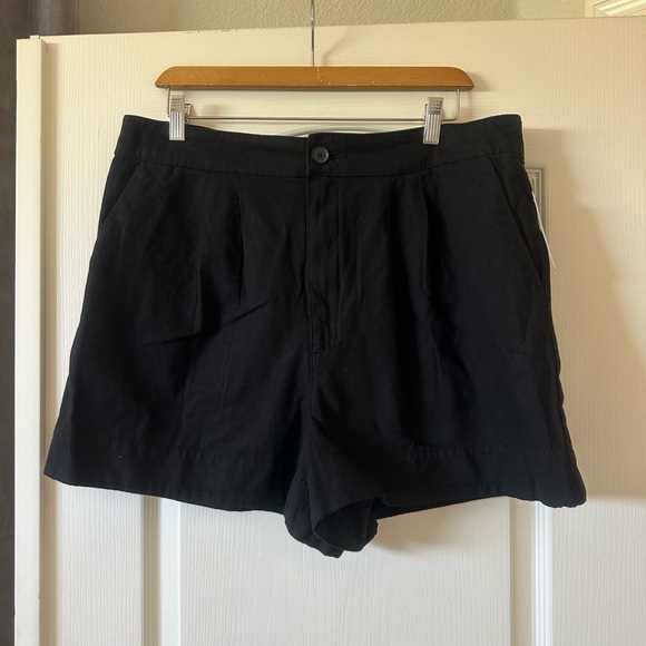 Joie pleated linen blend black shorts NWT large - Picture 4 of 8